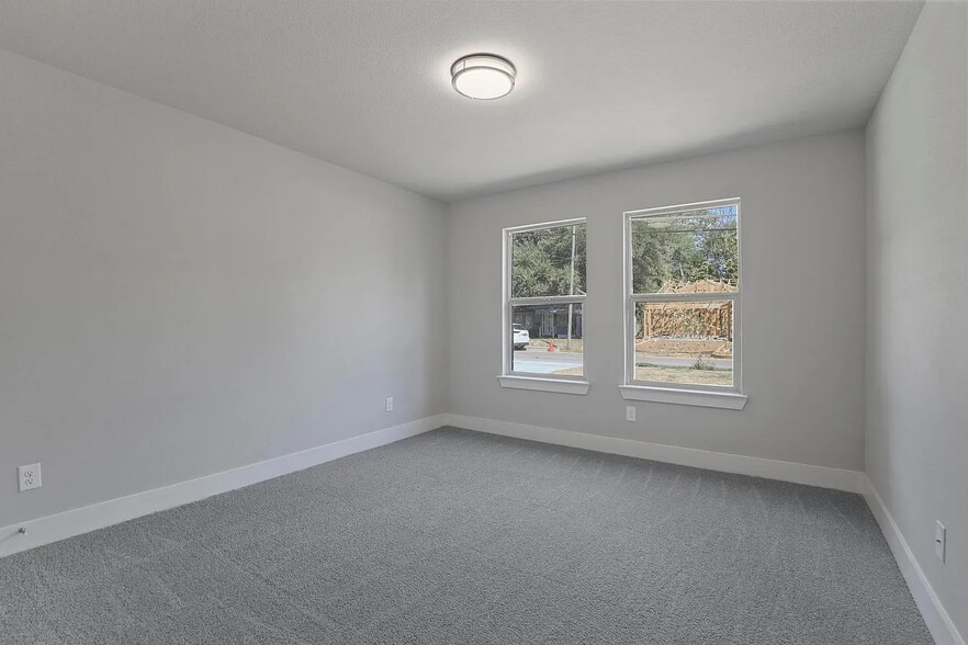 Building Photo - Room in House on Harding St