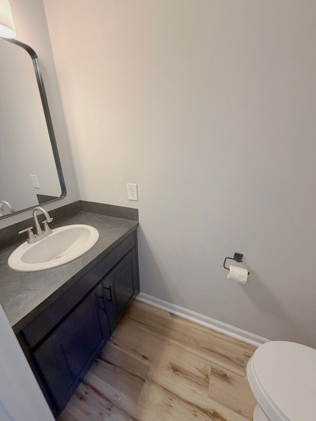 Building Photo - Freshly Renovated Townhome 3 Bed, 1.5 Bath