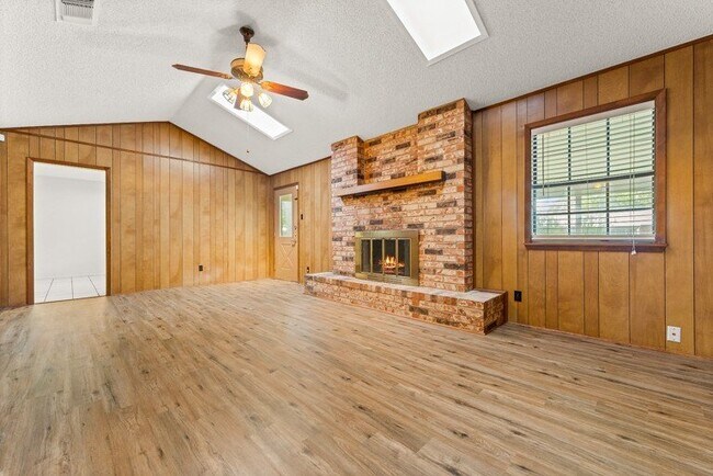 Building Photo - 1376 Poppy Ln