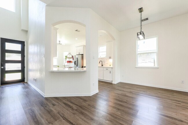 Building Photo - 427 Vane Way