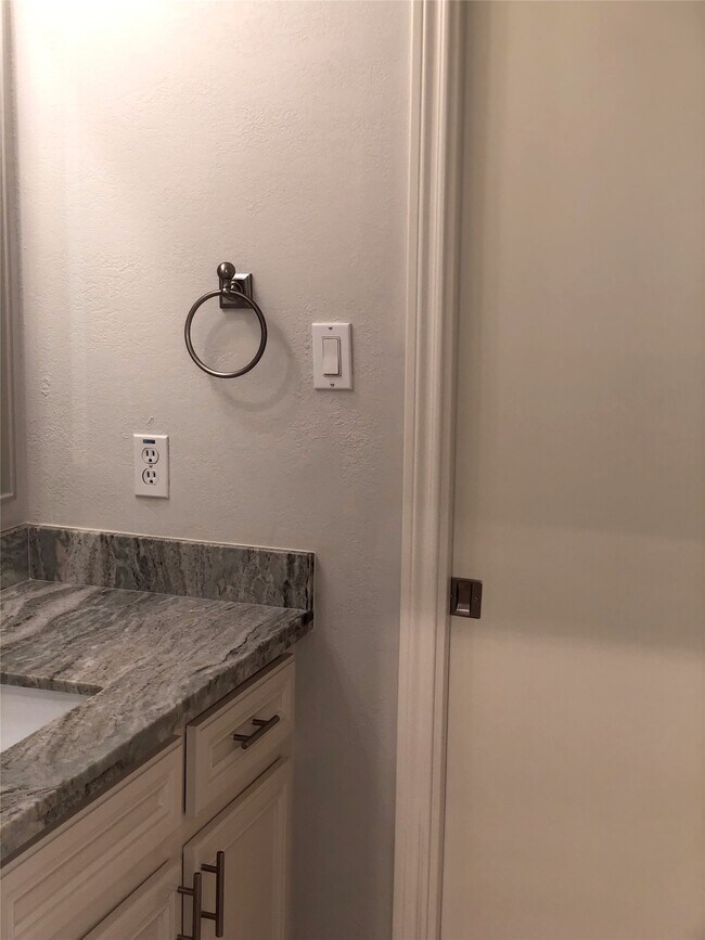 Building Photo - 10310 Chevy Chase Dr