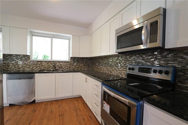 Building Photo - 2436 SW 19th Ave