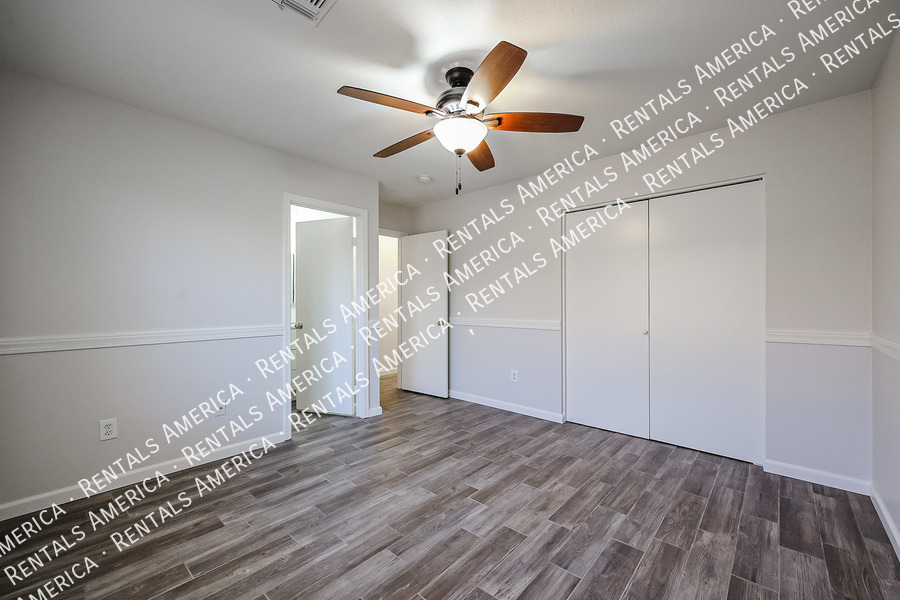 Building Photo - 2305 E Spruce Dr