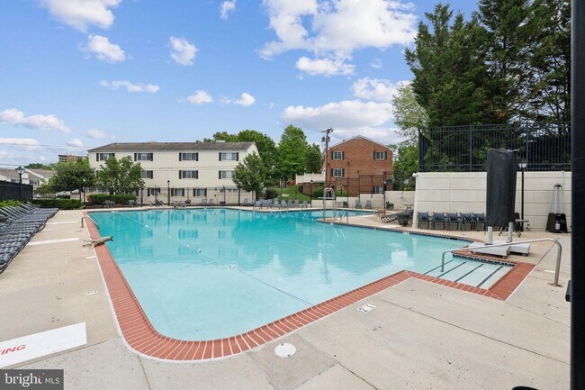 Building Photo - Welcome to this beautifully updated three ...
