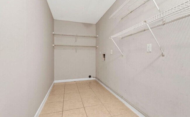 Building Photo - 4 Bedroom Home with 2 Bath and large back ...