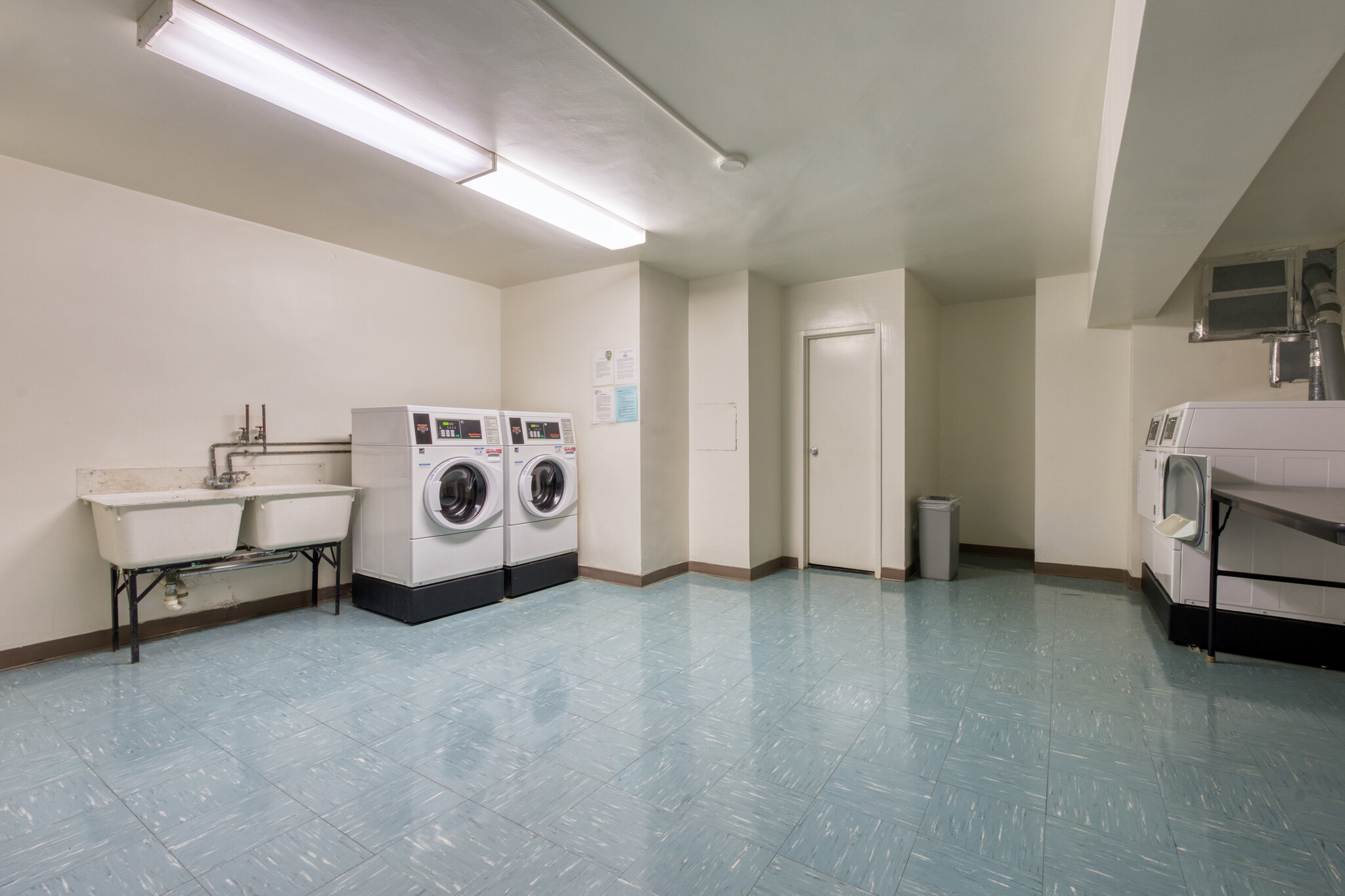 Shared Laundry - 4201 Cathedral Ave NW