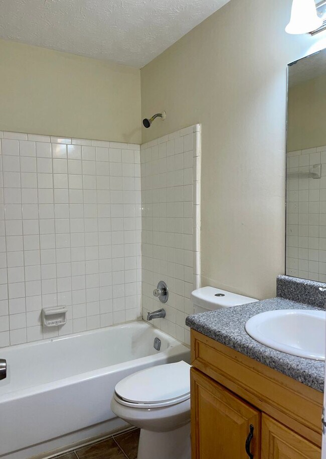 Building Photo - Spacious 3 Bed/2 Bath Ranch with Over 1800...