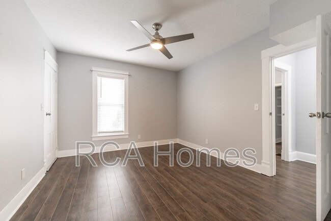 Building Photo - 1211 E Hanna Ave