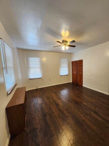 Family Room - 4663 Gangwish St