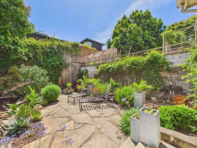Building Photo - 853 De Haro St
