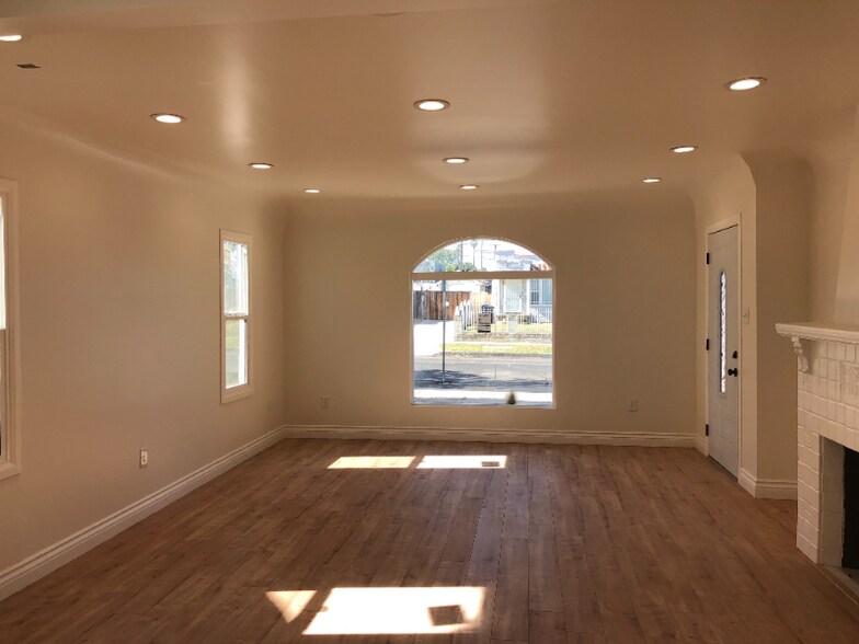 Building Photo - 3654 W 58th Pl