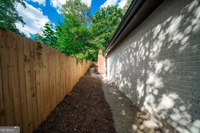 Building Photo - 3154 N Druid Hills Rd