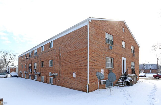 Building Photo - 676 Riverview Dr