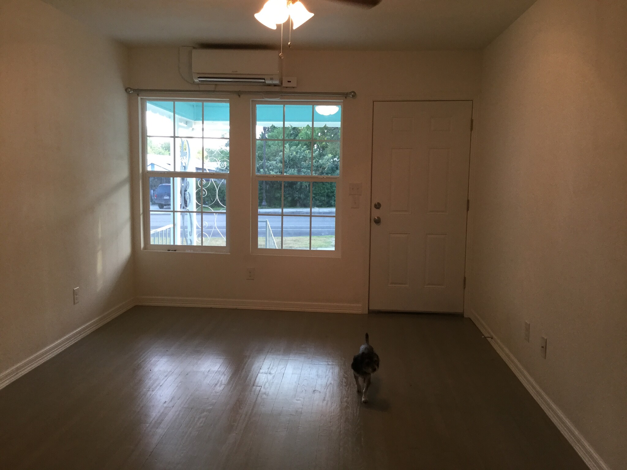 Living room - 2625 Cincinnati Ave