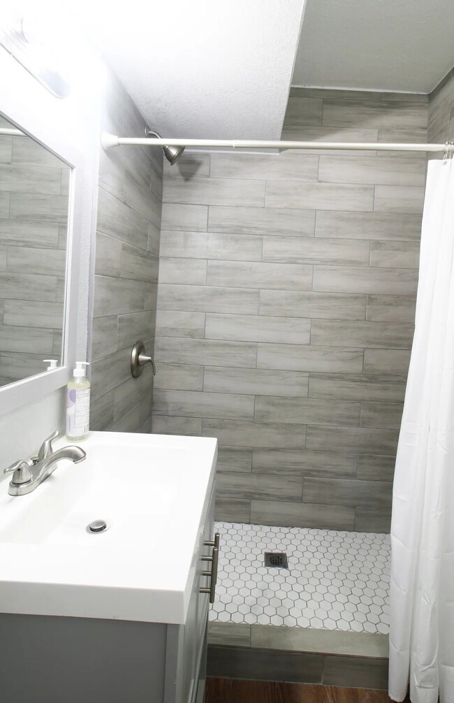 Full Bathroom - 3831 Monroe Ave