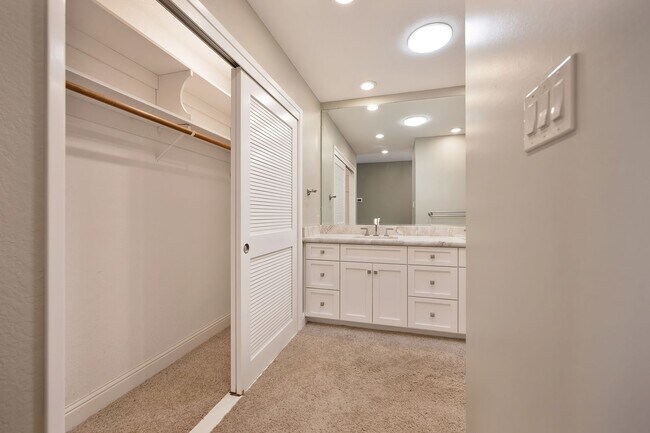 Building Photo - South Auburn Gem! Stylish 2BR Townhome in Quiet, Neighborhood