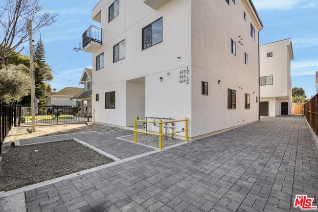 Building Photo - 618 E 28th St