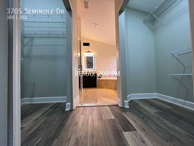 Building Photo - 3705 Seminole Dr
