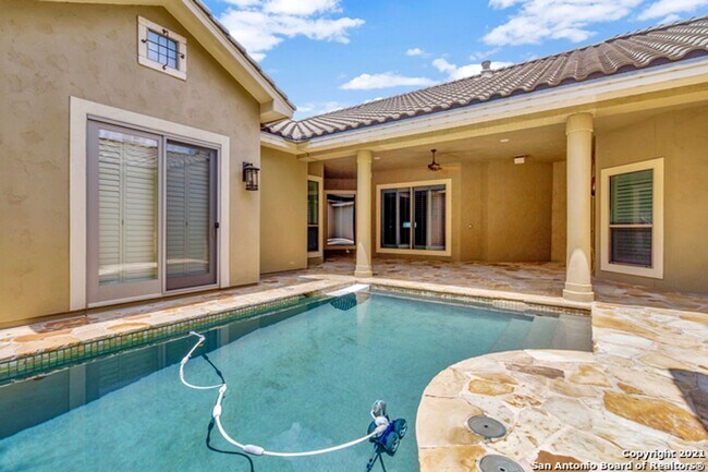 Building Photo - 4 Bedroom/4 Bath Champion Ridge Subdivision