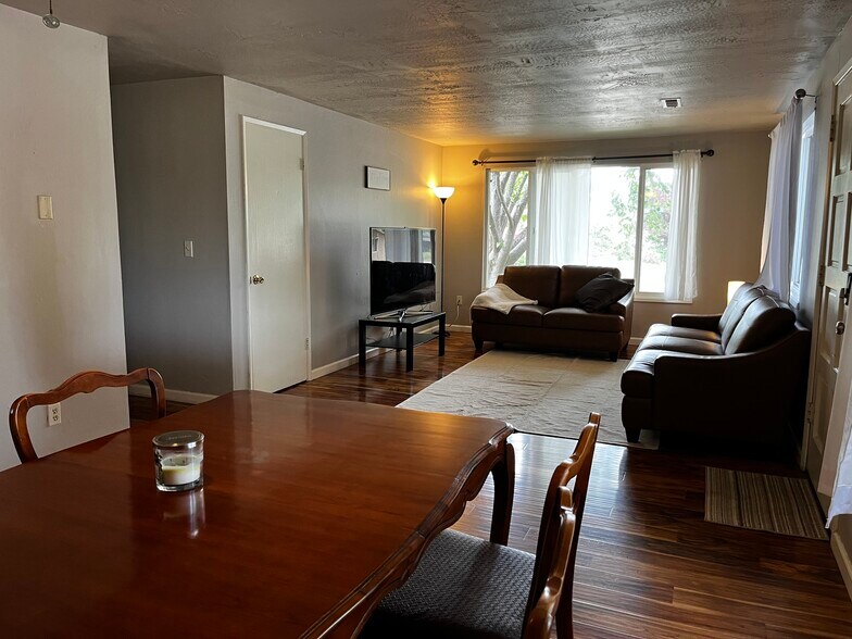 Building Photo - 925 Olympic Ave