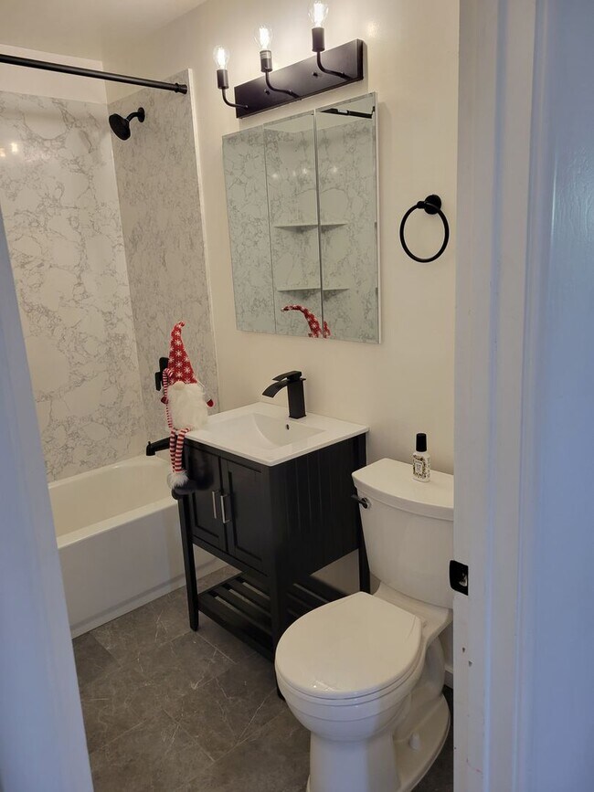 Building Photo - AVAILABLE NOW! 3 BEDROOM/2 BATH IN FAIRFIELD