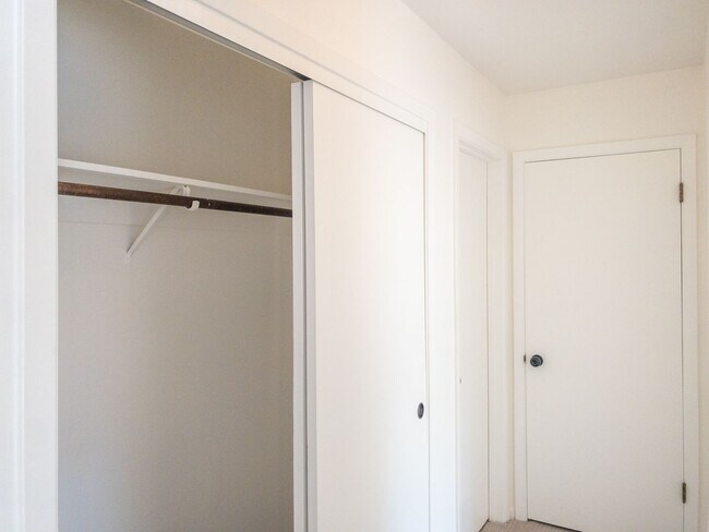 Building Photo - BRIGHT Remodeled Downtown 1BR/1BA Flat! Pa...