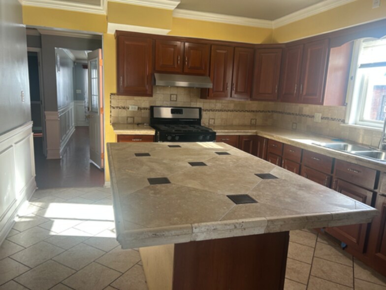 Building Photo - 14520 Harvey Ave