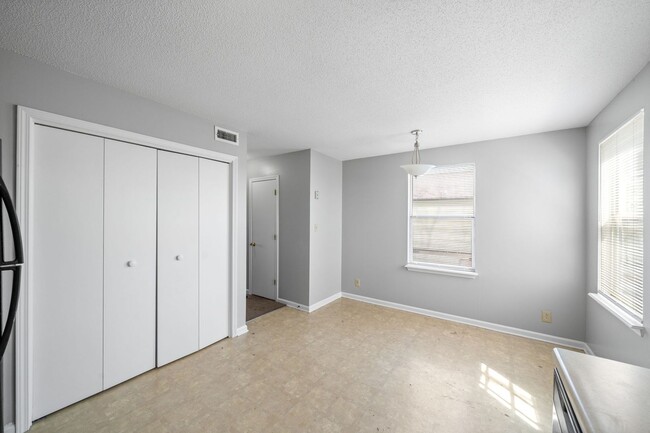 Building Photo - 923 Kingsbury Dr
