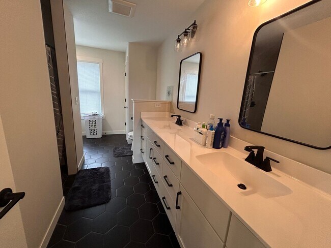 Building Photo - Stunning 5 Bed, 3.5 Bath Luxury Home for R...