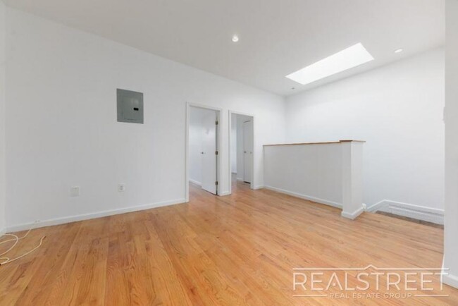 Building Photo - 4 bedroom in Brooklyn NY 11221