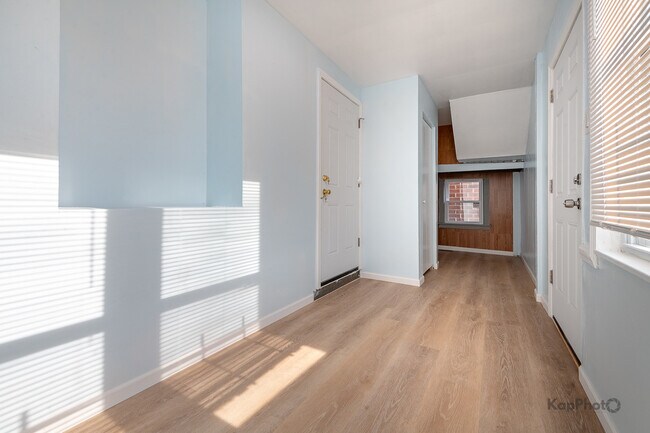Building Photo - 2821 S Emerald Ave