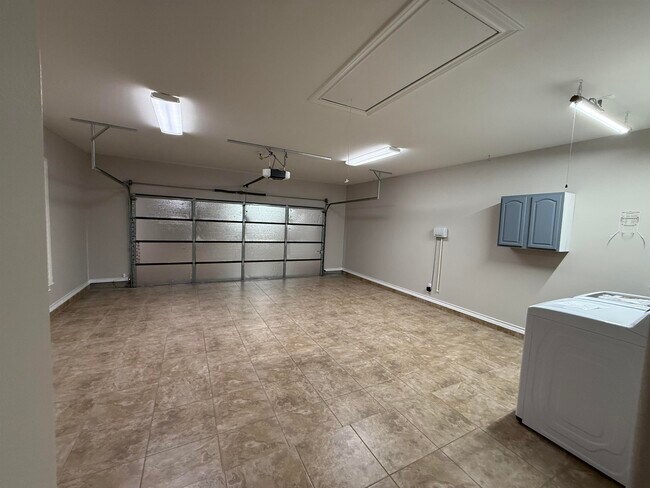 Building Photo - 216 Canyon Oak Dr