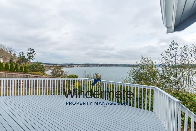 Building Photo - Three Bedroom, Two Bath Waterview