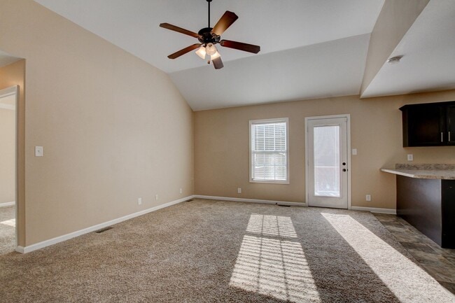 Building Photo - Charming Home Open Floor Plan with Spaciou...