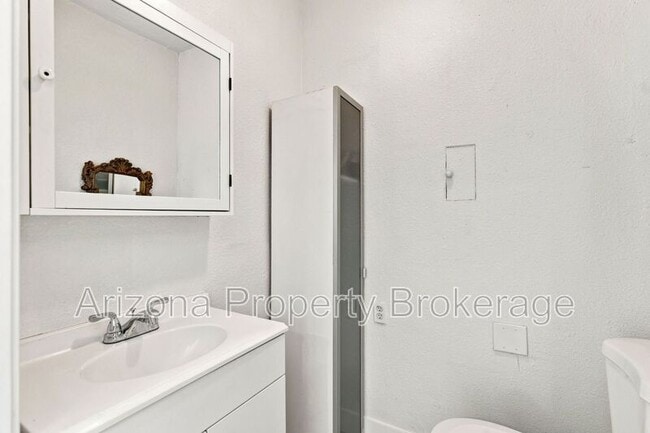 Building Photo - 1128 E Almeria Rd