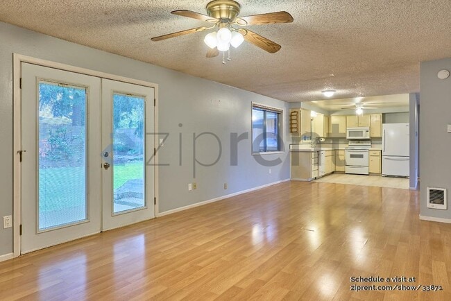 Building Photo - 3300 NE Robin Ct