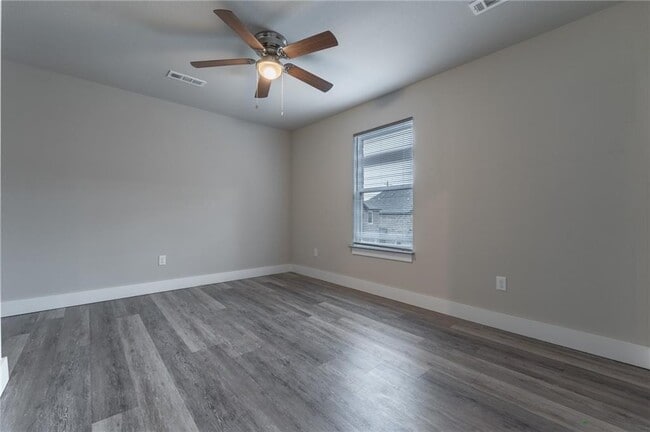 Building Photo - 1350 N Porter Rd