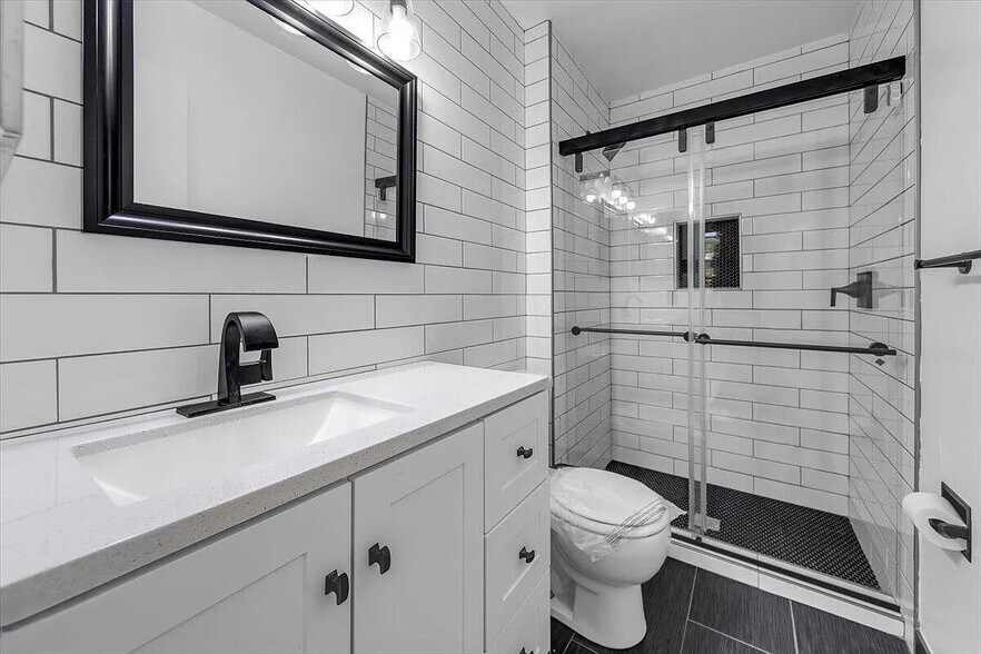master ensuite bathroom - 1340 Rayburn Dr