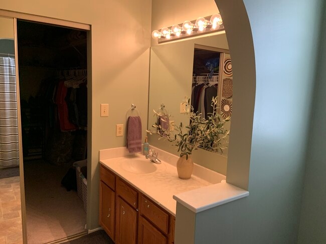 Ensuite bath - 2120 S Azalea Ln