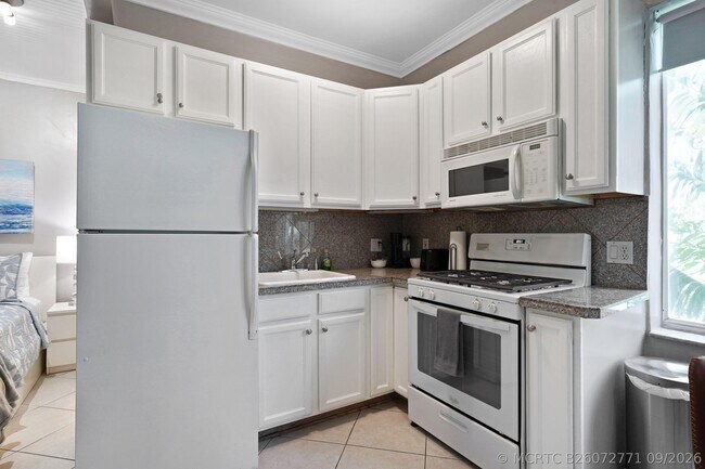 Building Photo - 3710 Collins Ave