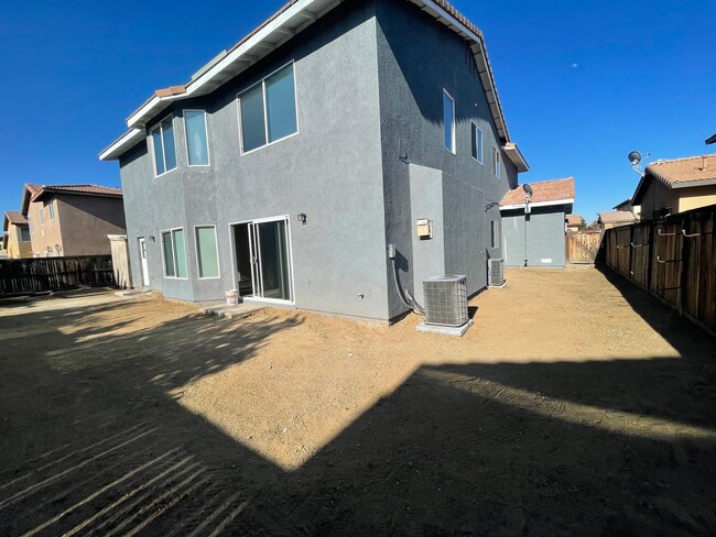 Building Photo - Victorville- Tanamera Home-  4 Bedrooms, 3...