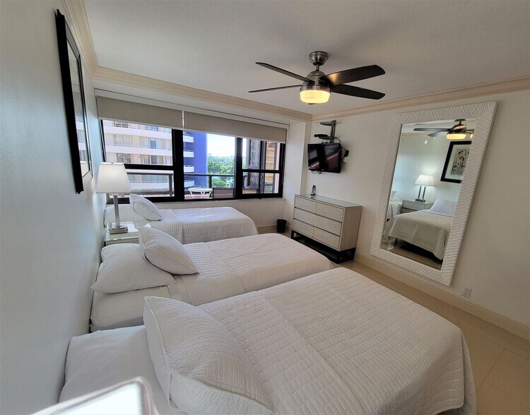 Building Photo - 5225 Collins Ave