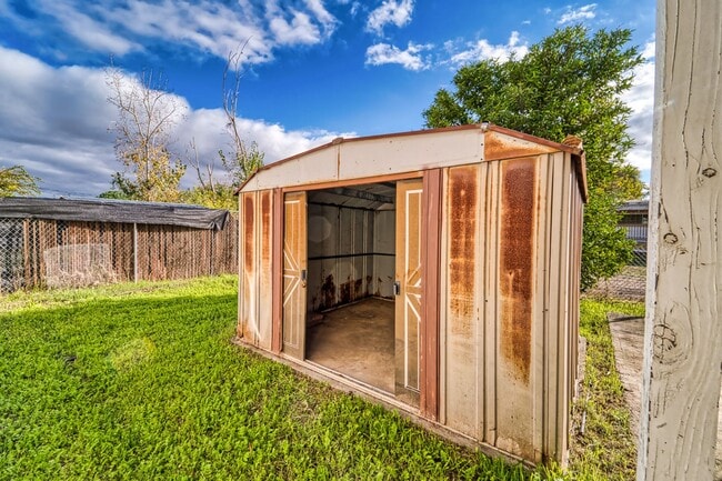 Building Photo - Beautiful 3-Bedroom Home with Extra Living Space and Modern Upgrades