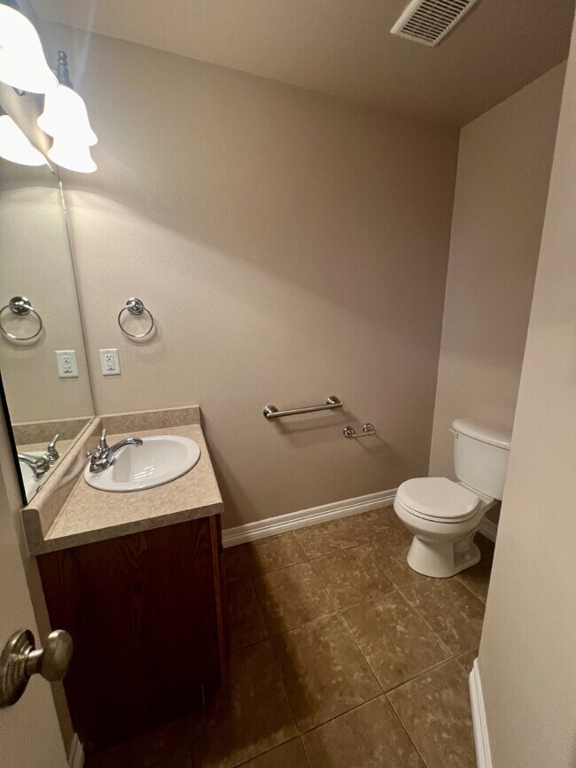 Building Photo - 3 Bedroom Townhome