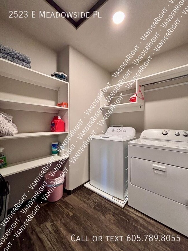 Building Photo - 2523 E Meadowside Pl