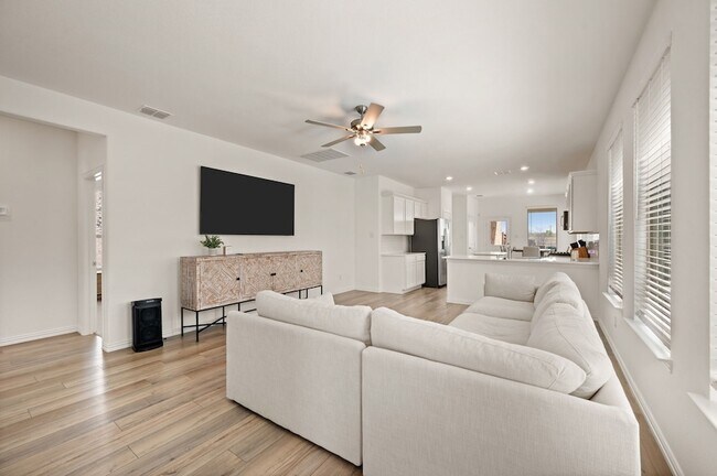 Building Photo - 1216 W Yarrow Ave