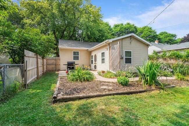 Building Photo - UPDATED 3 BR/1 BATH CENTRALLY LOCATED IN GREEN BAY