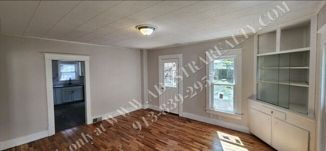 Building Photo - MOVE IN SPECIAL!! Large 2-story 4 Bed 1.5 ...