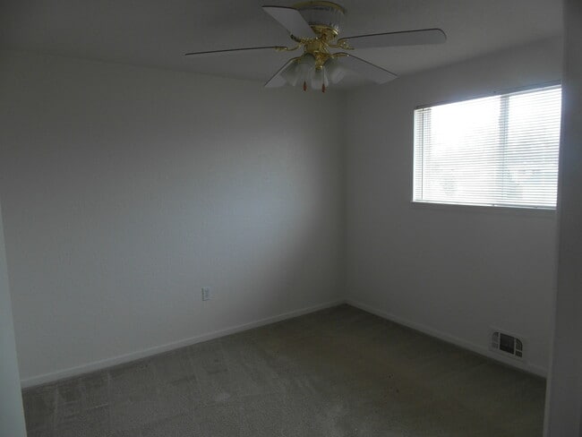Building Photo - 3 bedroom, 1.5 bathroom duplex with Centra...