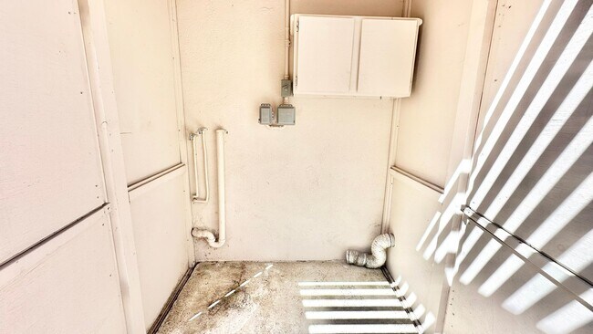 Building Photo - Light, Bright, and Recently Updated, Darli...